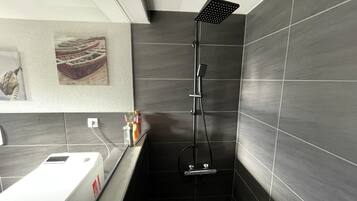 Chuveiro, secador de cabelo, toalhas de banho, sabonete