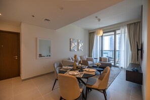 Deluxe-Apartment | Essbereich im Zimmer