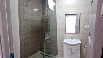 Superior Apartment | Bathroom | Shower, free toiletries, hair dryer, bathrobes