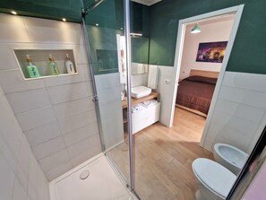 Articles de toilette écologiques, sèche-cheveux, serviettes fournies