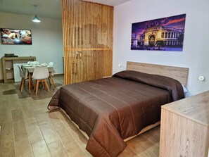 1 slaapkamer, een kluis op de kamer, een strijkplank/strijkijzer