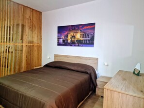 1 slaapkamer, een kluis op de kamer, een strijkplank/strijkijzer