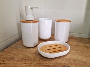 Umweltfreundliche Kosmetikartikel, Haartrockner, Handtücher, Seife