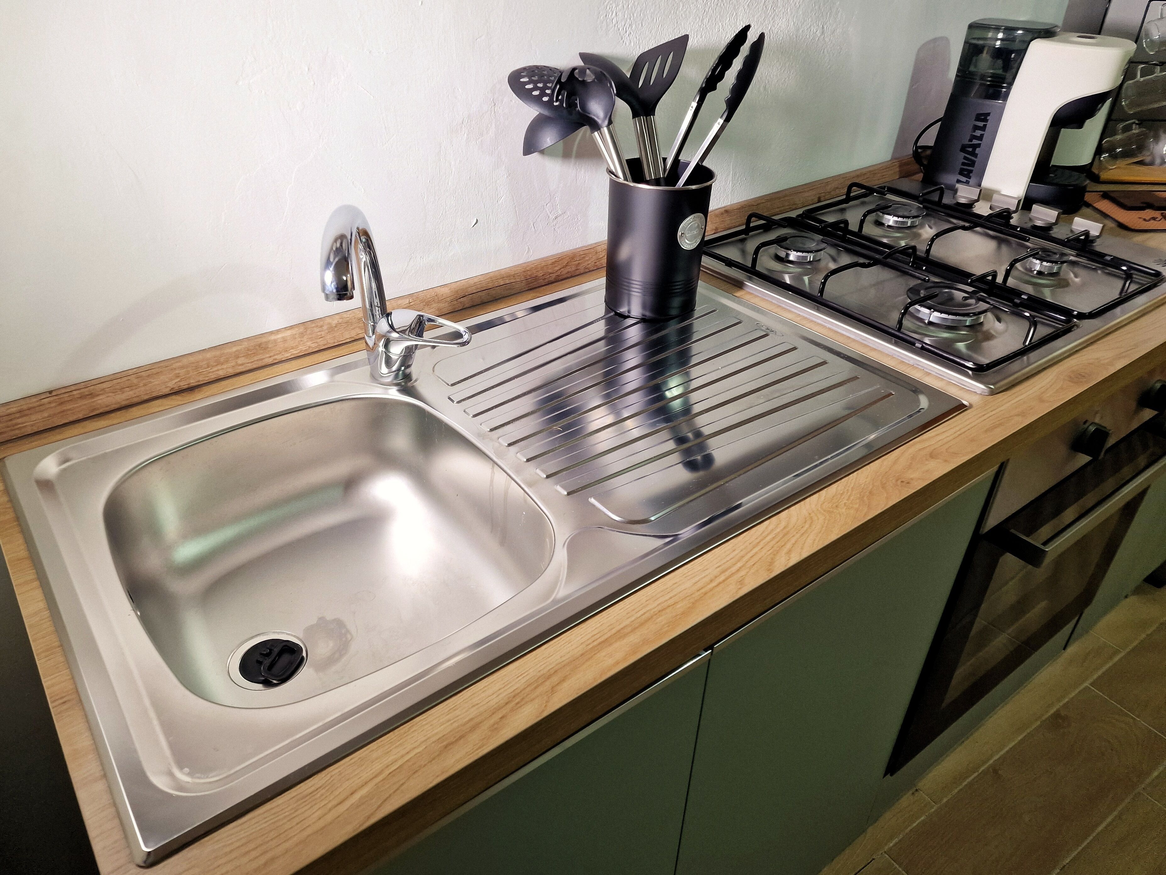 Réfrigérateur, four, plaque de cuisson, cafetière/bouilloire