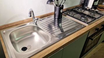 Réfrigérateur, four, plaque de cuisson, cafetière/bouilloire