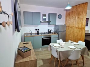 Réfrigérateur, four, plaque de cuisson, cafetière/bouilloire