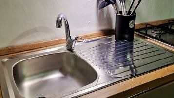 Fridge, oven, stovetop, coffee/tea maker