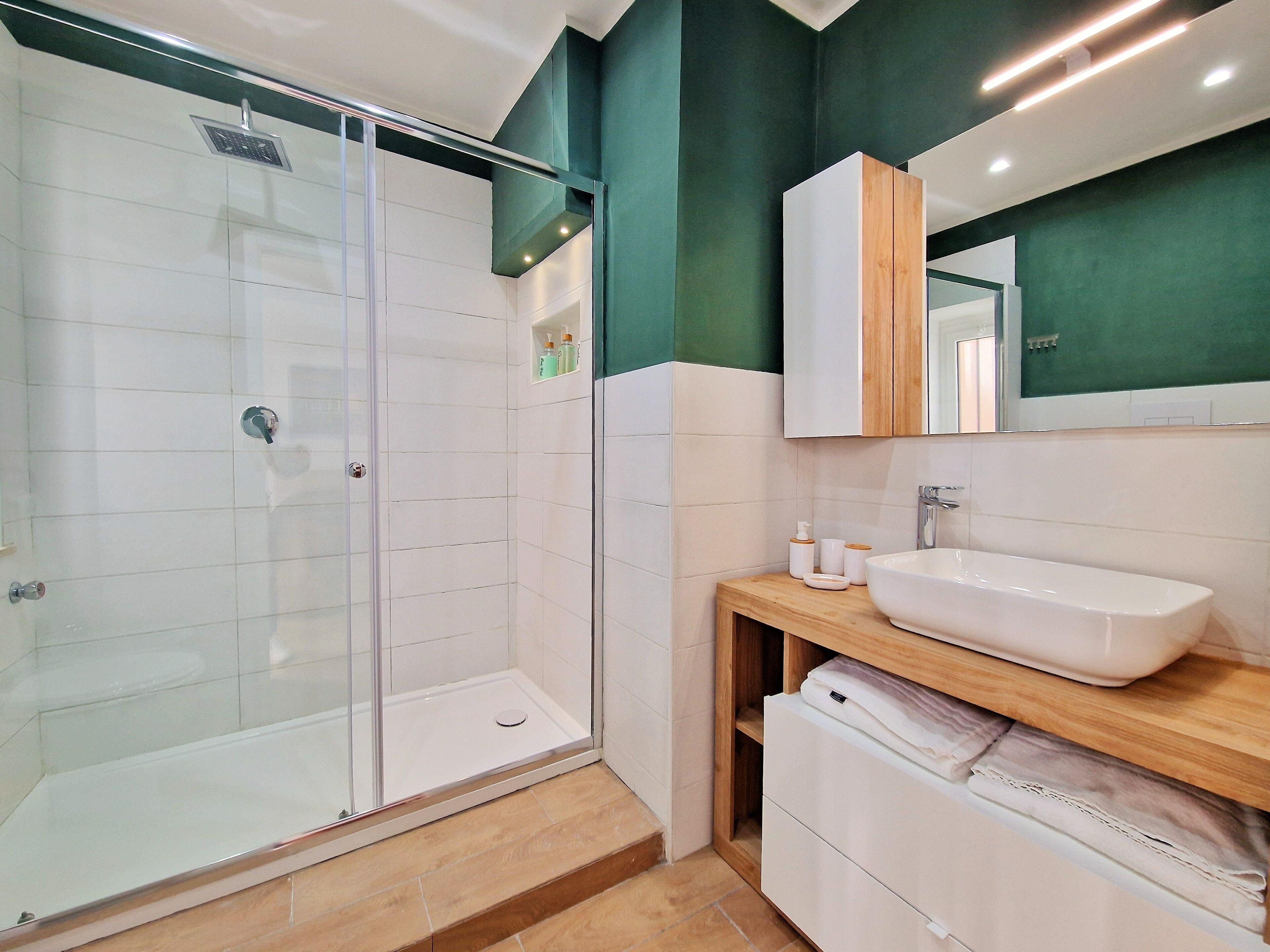 Articles de toilette écologiques, sèche-cheveux, serviettes fournies