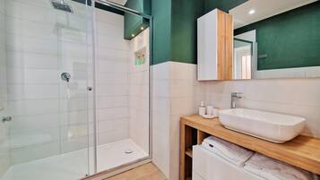 Articles de toilette écologiques, sèche-cheveux, serviettes fournies