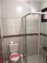 Ducha, cabezal de ducha tipo lluvia, toallas, jabón