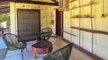 Quarto quádruplo clássico, 3 quartos | Área de estar | TV LED 32 polegadas com canais a cabo