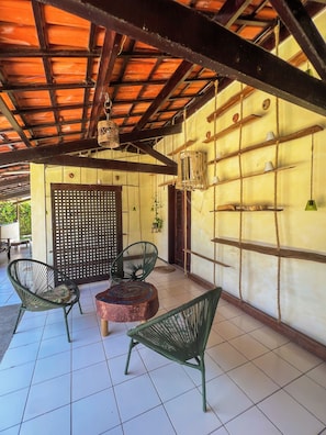 Classic Quadruple Room, 3 Bedrooms | Living area | 32-inch LED TV with cable channels - Pousada Paraiso do Vento (Caucaia)