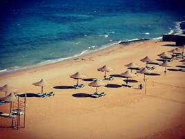 Playa privada, sillas reclinables de playa, sombrillas, toallas de playa