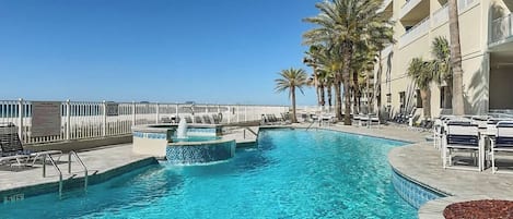 Una piscina cubierta, una piscina climatizada