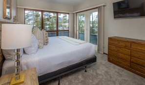 2 bedrooms, iron/ironing board, WiFi, bed sheets - Chic Mid-Century Condo! Amazing Views! 2 Min Drive to Resort! (Big Sky)