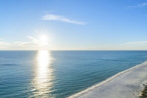 On the beach - Penthouse Condo with Amazing Views of Sunrises and Sunsets (Panama City Beach)