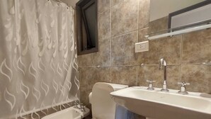 Ein Badezimmer mit Toilette, Bidet und Waschbecken.