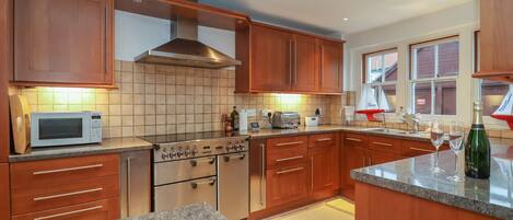 Réfrigérateur, lave-vaisselle, bouilloire électrique, grille-pain