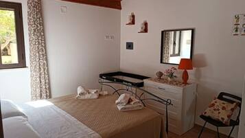 2 soveværelser, pengeskab på værelset, strygejern/strygebræt