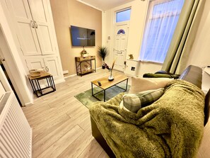 Living area - STAYZED - Cosy Home, Walk To Nottingham City Centre, Amenities and Food Places (Nottingham)