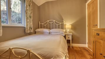 2 bedrooms, iron/ironing board, travel crib, free WiFi