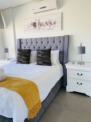 3 bedrooms, iron/ironing board, WiFi, bed sheets - Warmth & comfortability, all in the heart of an apartment at Pebble Beach. (Blackburn)