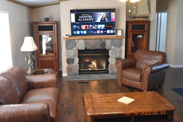 TV, fireplace - Geneva State Park Country Home (Geneva)
