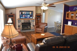 TV, fireplace - Geneva State Park Country Home (Geneva)