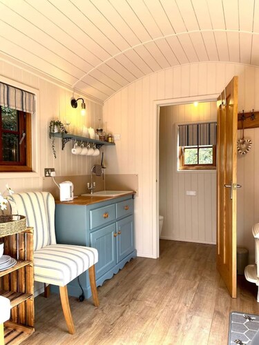 Orchard Hut - Surrey Hills