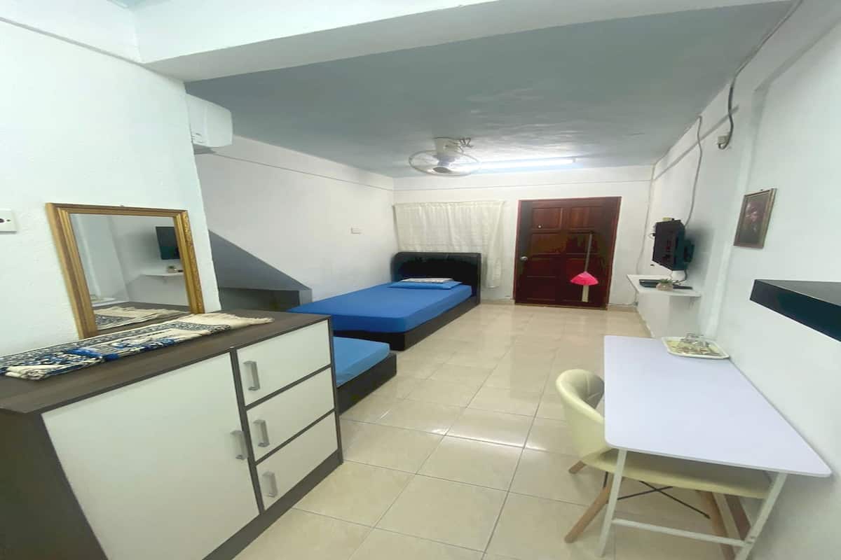 1 habitación, escritorio y espacio para trabajar con laptop