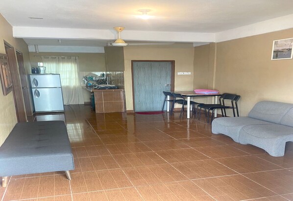 Suite, 2 chambres | Bureau, espace de travail pour ordinateur portable, Wi-Fi gratuit