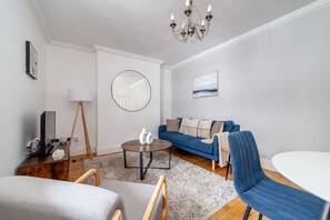 Appartamento | Area soggiorno | TV 37 pollici con canali via cavo, Netflix, servizi in streaming