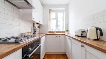 Apartment | Private kitchen | Fridge, oven, stovetop, coffee/tea maker