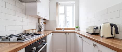 Apartemen | Dapur pribadi | Lemari es, oven, kompor, dan mesin pembuat kopi/teh