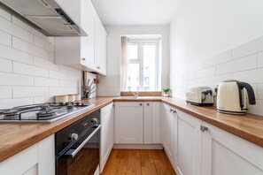 Appartamento | Cucina privata | Frigorifero, forno, piano cottura, macchina per tè/caffè