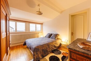 4 bedrooms, iron/ironing board, WiFi, bed sheets