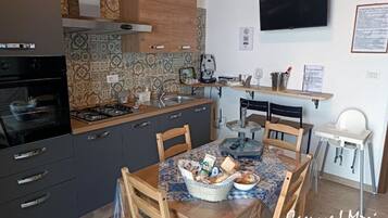 Kjøleskap, ovn, kokeplater og kaffetrakter/tekoker