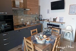 Een koelkast, een oven, een kookplaat, een koffiezetapparaat/waterkoker