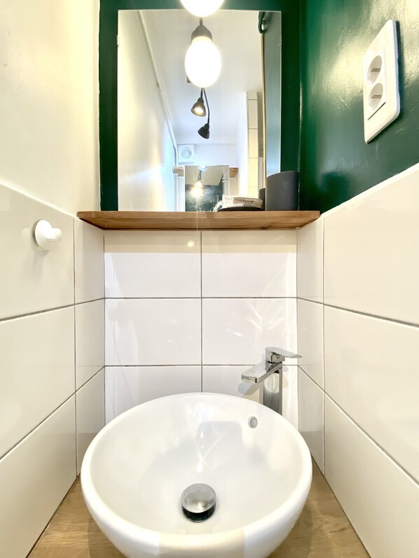 Secadora de cabello, toallas, jabón, papel de baño