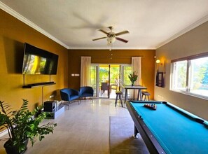 Exclusive-Apartment, 2 Schlafzimmer, Meerseite | Wohnbereich | 65-Zoll-Smart-TV mit Digitalempfang, Streaming-Dienste