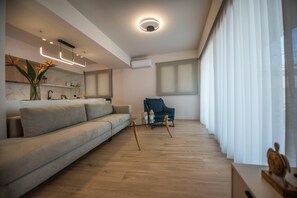 42-inch Smart TV with cable channels - Arvacay Luxury home (Hersonissos)