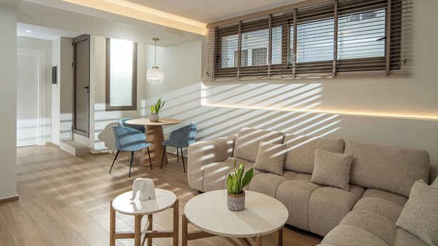 Luxury One Bedroom House | Oppholdsområde | En 42-tommers smart-TV med kabel-kanaler