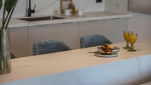 Espressomaskin, kaffetrakter/tekoker, kjøleskap og ovn