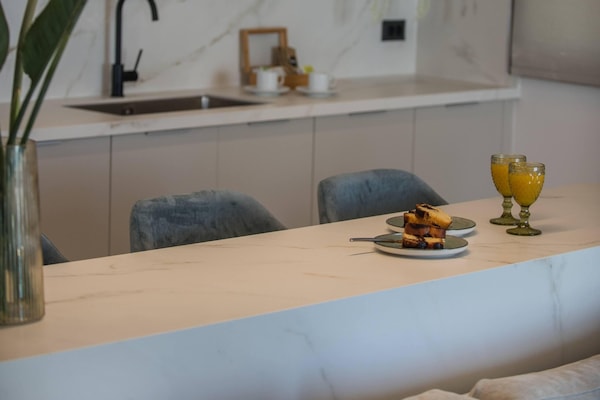 Geladeira grande, fogão, cooktop, máquina de café expresso