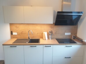 Kühlschrank, Mikrowelle, Ofen, Herdplatte