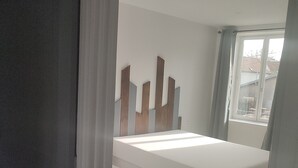 Una camera da letto con un letto, una finestra e vista sull'esterno.