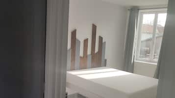 3 chambres, bureau, fer et planche Ă repasser, lit parapluie