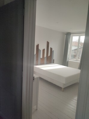 3 bedrooms, desk, iron/ironing board, travel crib