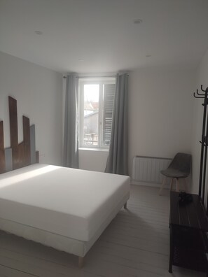 3 bedrooms, desk, iron/ironing board, travel cot