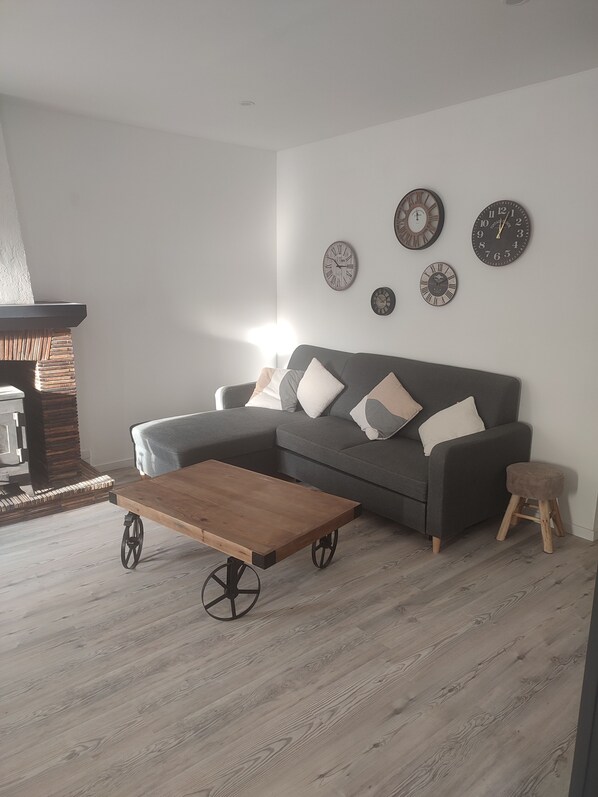 Smart TV, fireplace, computer monitors